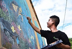 'Thế giới rùa biển' ở làng bích họa Lý Sơn