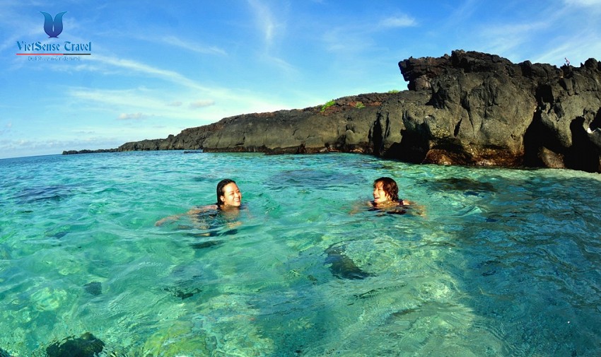 Lặn ngắm san hô bằng thuyền thúng ở đảo Bé