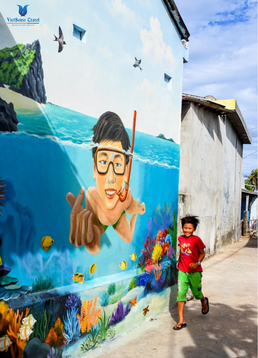 'Thế giới rùa biển' ở làng bích họa Lý Sơn