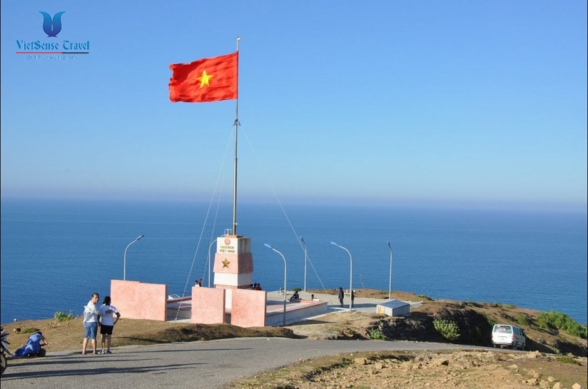 Cột cờ Tổ quốc trên đỉnh Thới Lới
