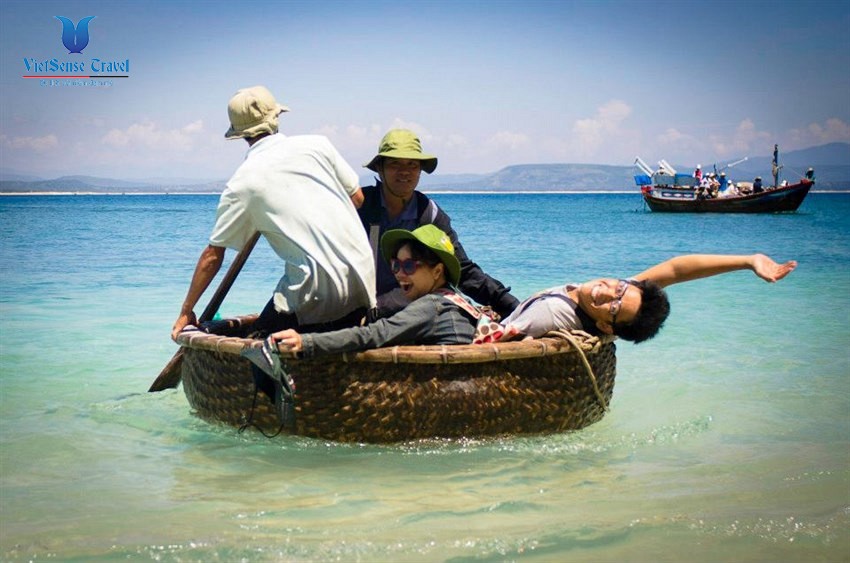 Lặn ngắm san hô bằng thuyền thúng ở đảo Bé