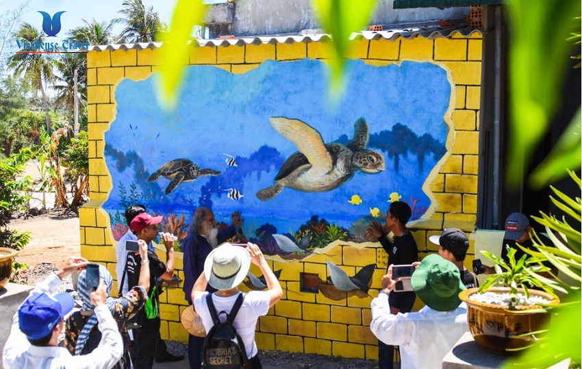 'Thế giới rùa biển' ở làng bích họa Lý Sơn