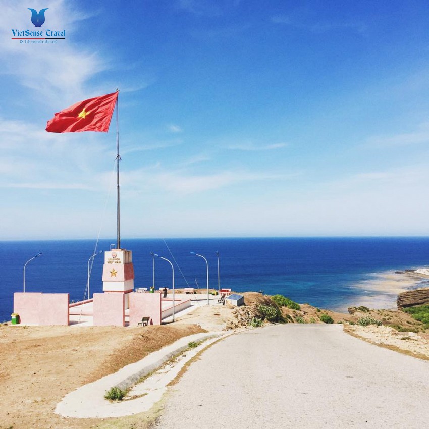 Cột cờ Tổ quốc trên đỉnh Thới Lới