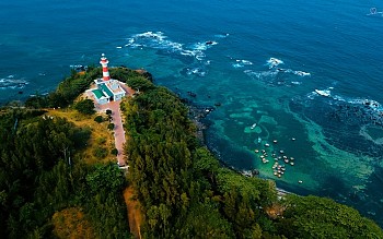 Lạ lùng ngọn hải đăng bên bờ biển Quảng Ngãi